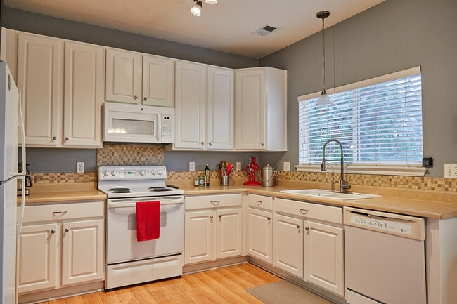 Photo - 3809 Rannoch St