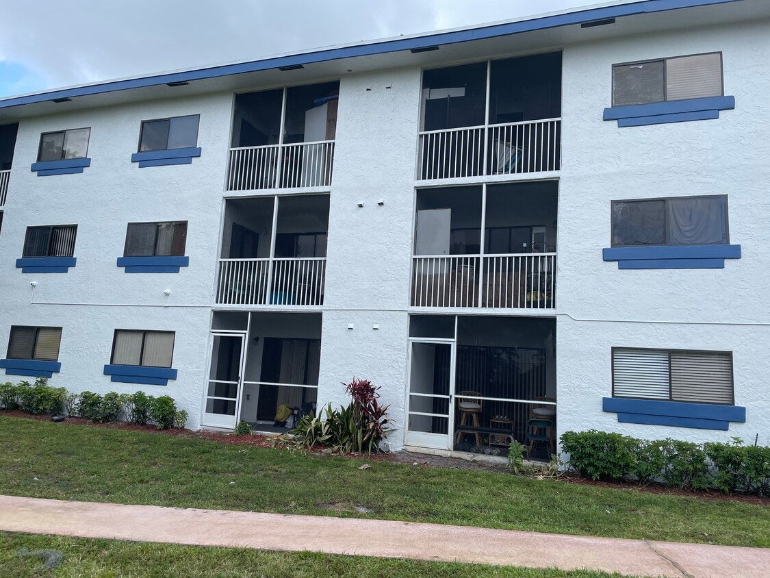 Photo - 5060 SW 64th Ave (Davie, FL)