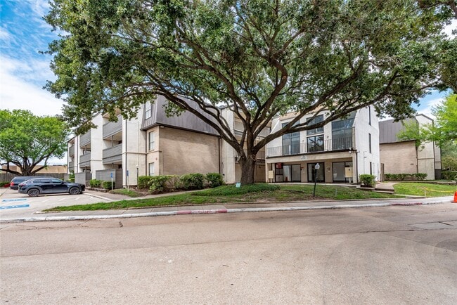 Building Photo - 3005 Walnut Bend Ln Unit 12