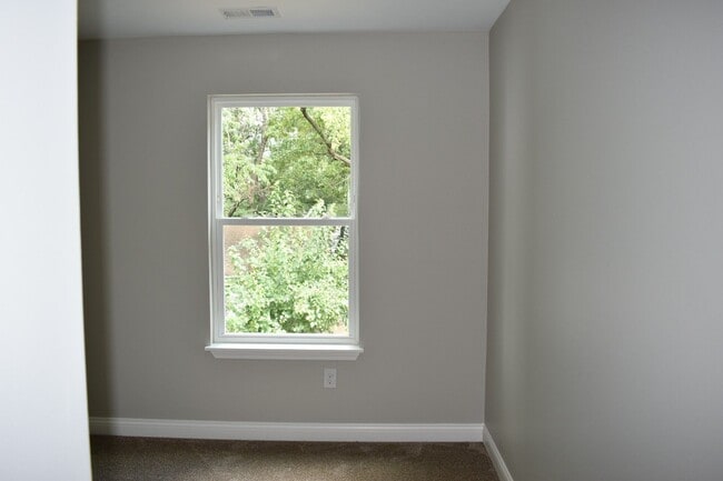 Building Photo - Shelby Park Amazing Newly Renovated 3 Bedroom House/1.5 BA