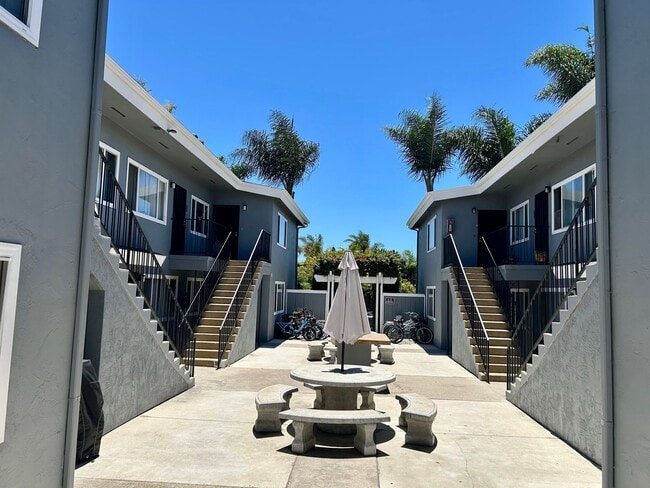 2236 1/2 Grand Ave