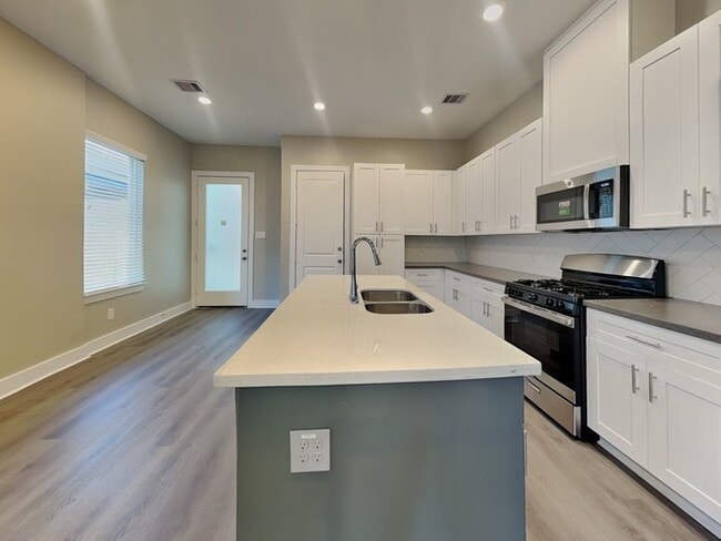 Photo - 223 Oriole St