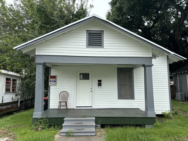 Photo - 206 Hobson St