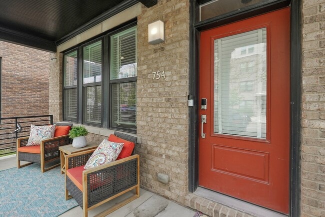 Covered Front Porch - 754 N 6th St