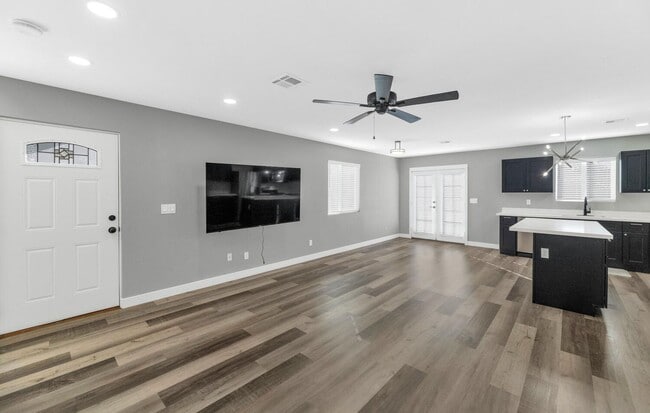 Building Photo - 2509 E Broadway Rd