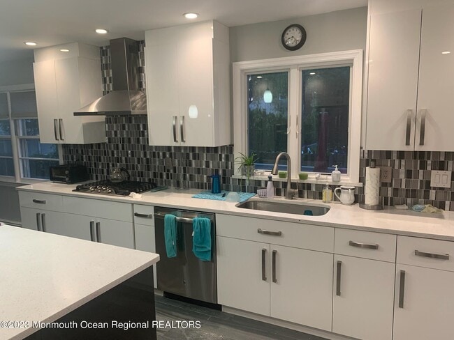 Photo - 293 Lawrence Ave