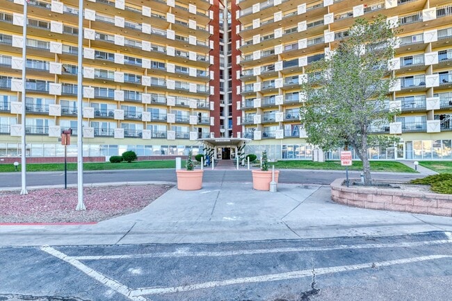 Building Photo - 2 Bed 2 Bath Condo in Historic Satellite Hotel