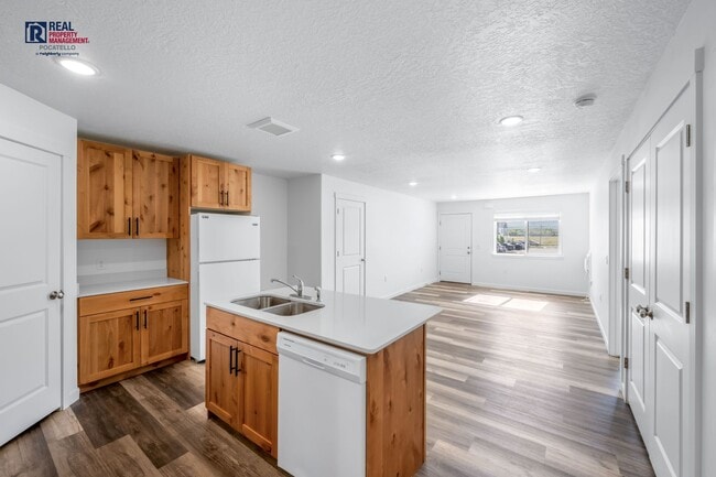 Photo - 106 E Briscoe Rd Unidad #A