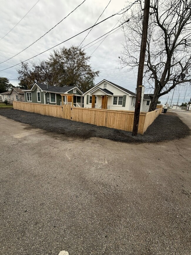 Photo - 2846 Appleton Ave