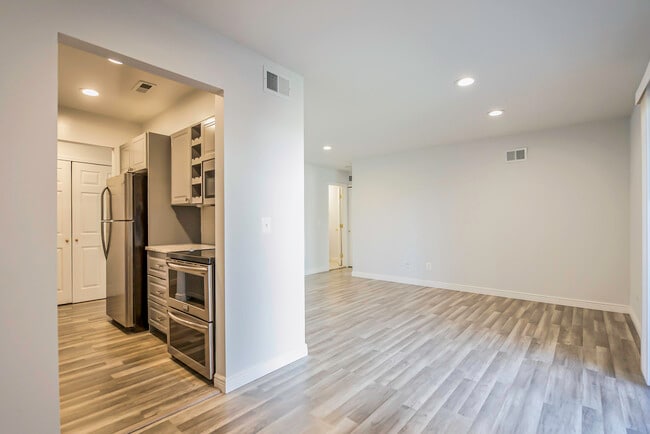 Photo - 30078 W 12 Mile Rd Unidad 104