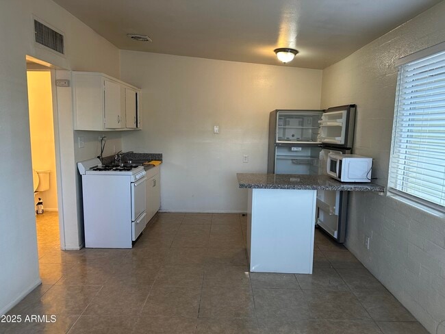 Building Photo - 903 S Mariana St Unit B Rental
