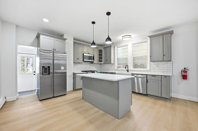 Photo - 139 W 51st St