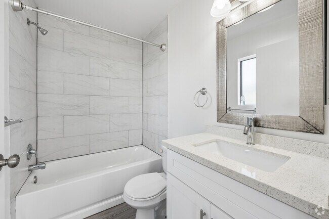 2BR, 2BA - 800SF - Primary Bathroom