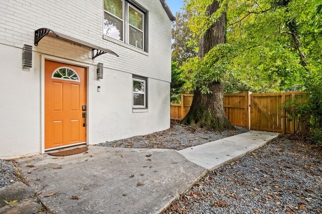 Building Photo - 10 Claire Dr SE