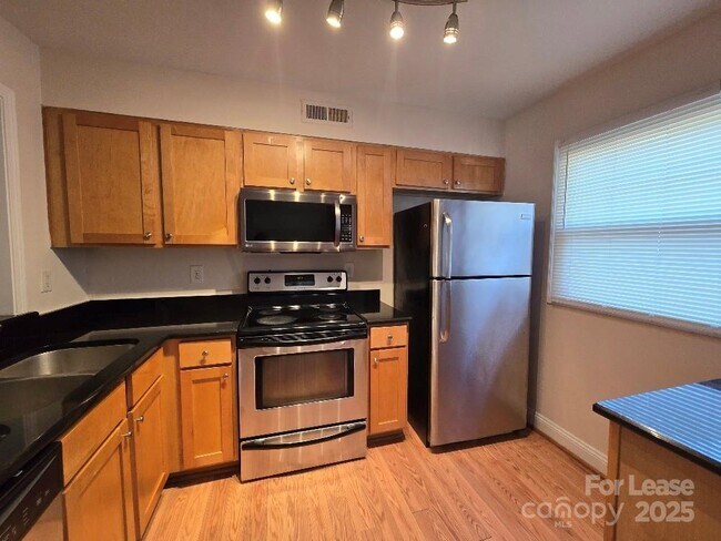 Photo - 1207 Green Oaks Ln