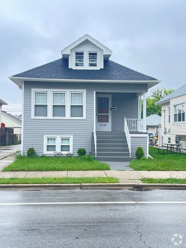 Building Photo - 4438 N Austin Ave Rental