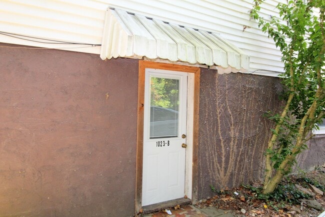 Building Photo - 1023 College Ave Unit 1023-B