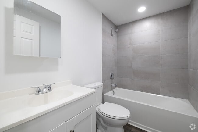 1BR, 1BA - 576SF - Bathroom