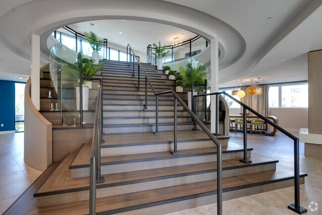 Nuestra casa club tiene una gran escalera y dos pisos de elegancia para que usted se los muestre a sus invitados. - The Reef Apartments