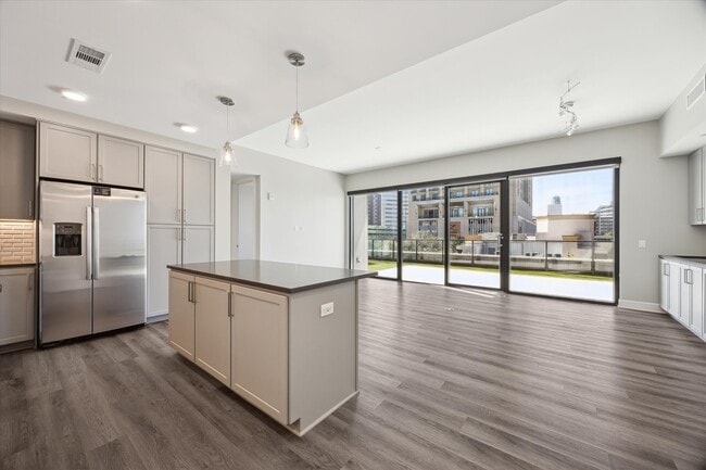 Building Photo - 9757 Katy Fwy Unit 321