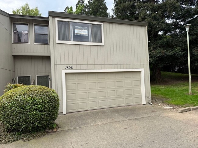 Building Photo - 1670 Sqft. 3 Bedroom, 2 Bath Gated Townhome for Rent in Citrus Heights.