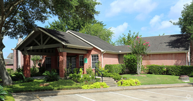 Building Photo - The Oaks of League City Rental