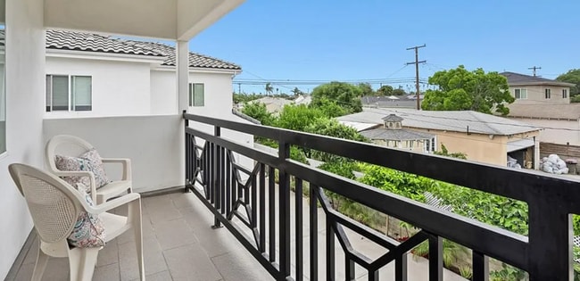 Photo - 1143 W 163rd St