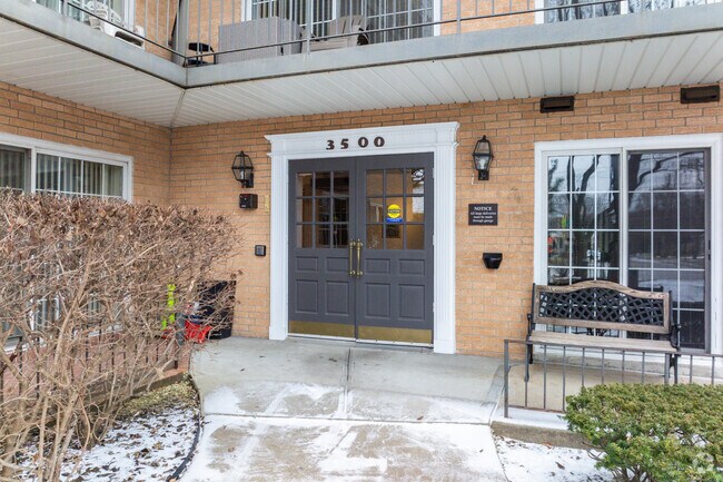 Entry - London Court