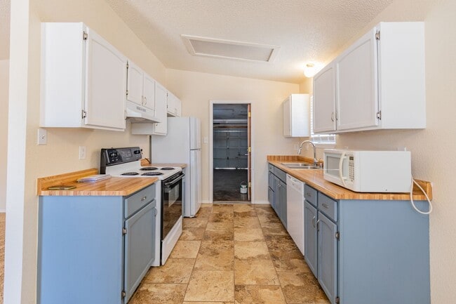 Photo - Conveniently located 3 Bedroom, 2 bath near HAFB