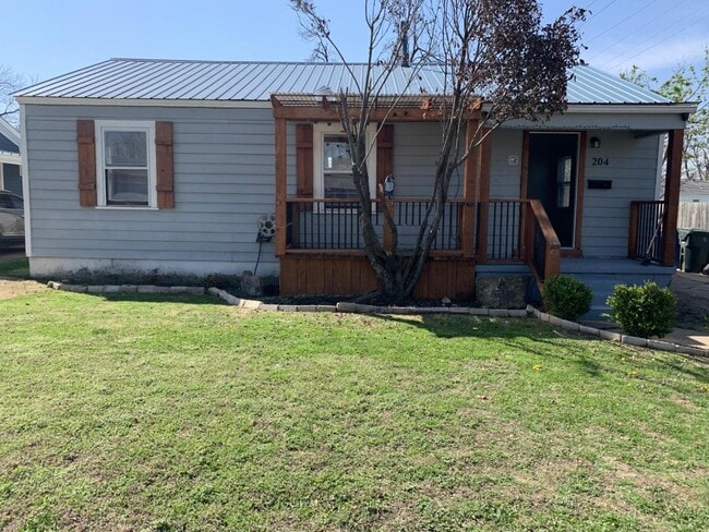 Building Photo - 204 E Fairchild Dr