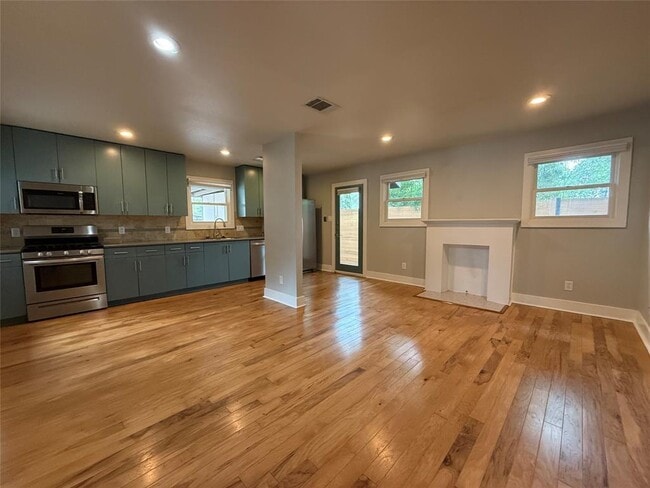 Building Photo - 2105 Kinney Ave Unit B