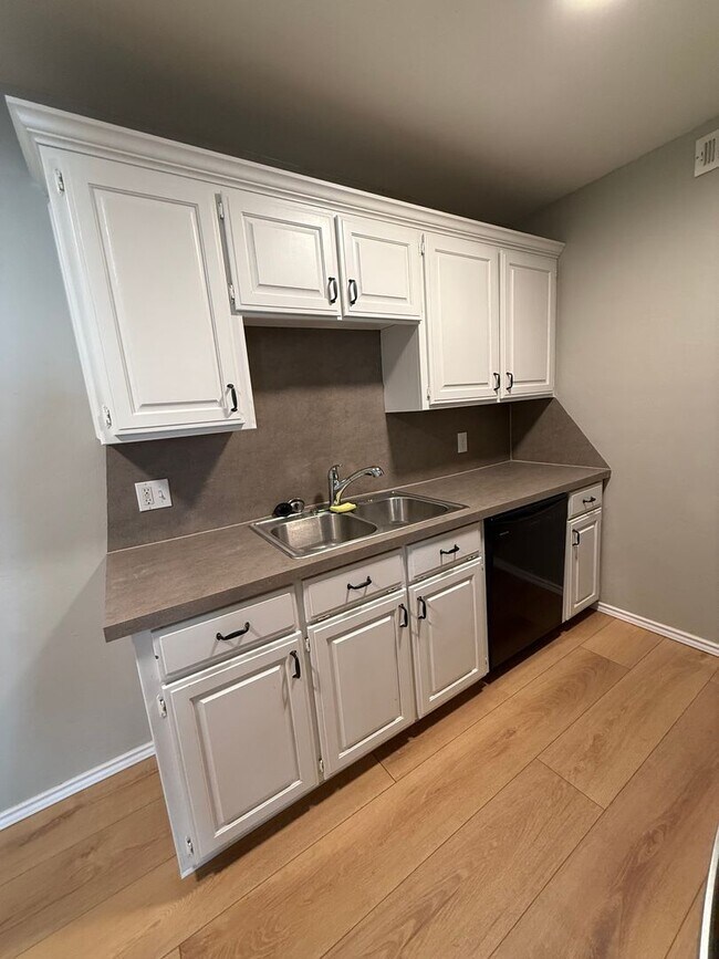 Photo - Charming 1-Bedroom, 1-Bath Apartment with ... Unidad 13