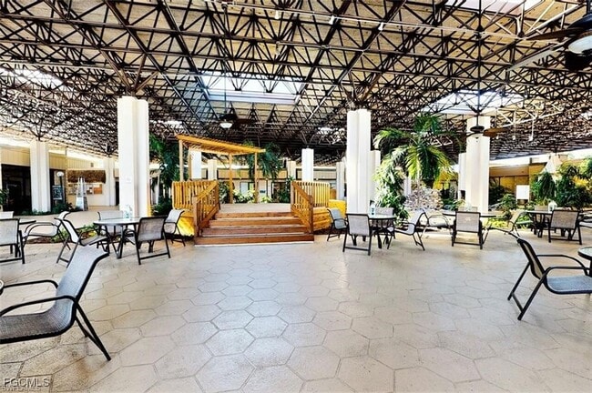 Building Photo - 6102 Augusta Dr Unit 305