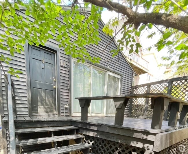 Building Photo - 2233 N Janssen Ave Unit Lincoln Park Coach House