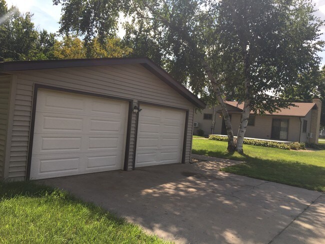 Photo - 812 15th St W