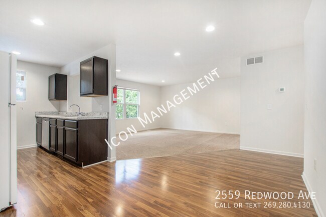 Photo - 2559 Redwood Ave