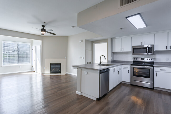 Building Photo - Luxe West Rental