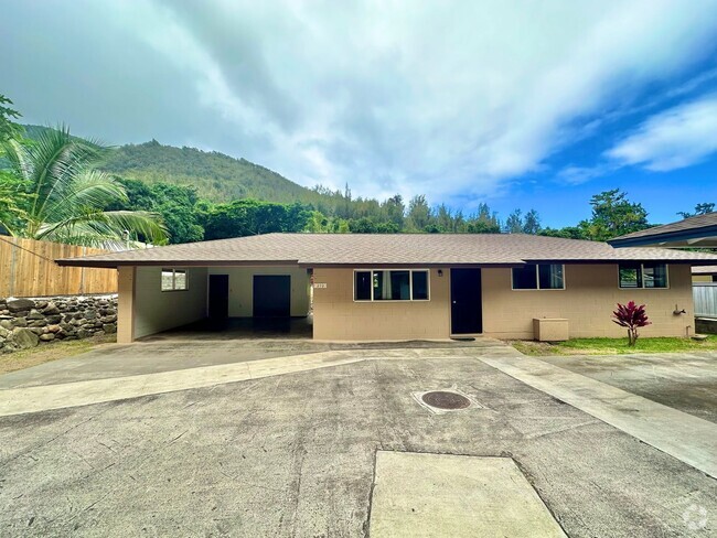 Building Photo - 3 Bedroom / 1 Bathroom Home on Iao Valley Rd!