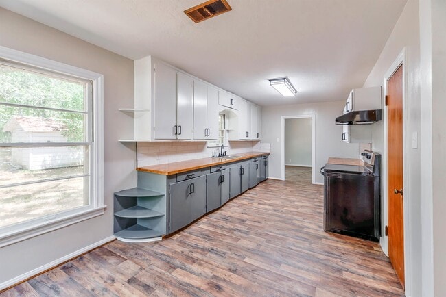 Photo - 104 N Pecan St