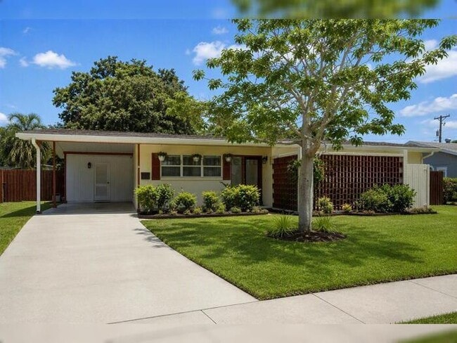 Building Photo - 3-Bed, 2-Bath, Pool Home in Original Carrollwood