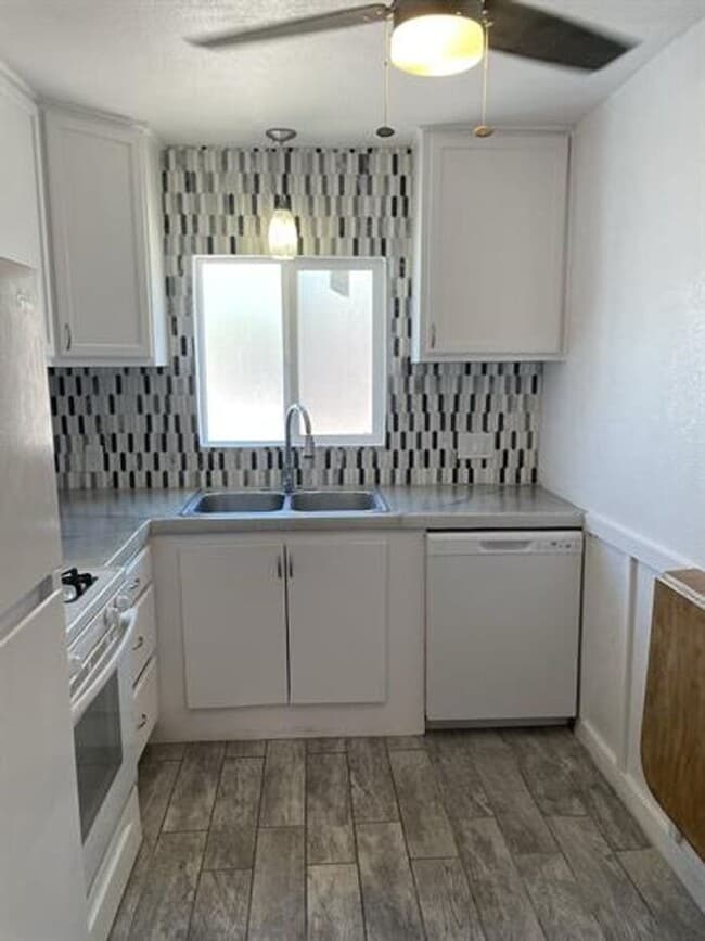 Building Photo - Minutes to U of A Duplex