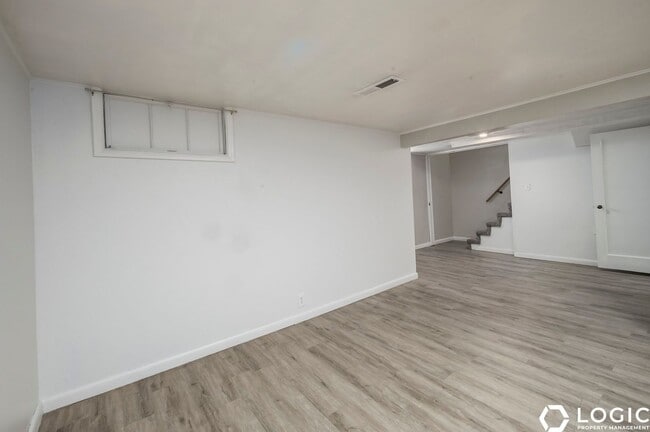 Photo - 761 700 W