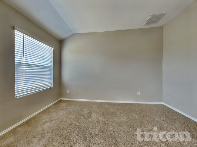 Photo - 414 Lance Trail