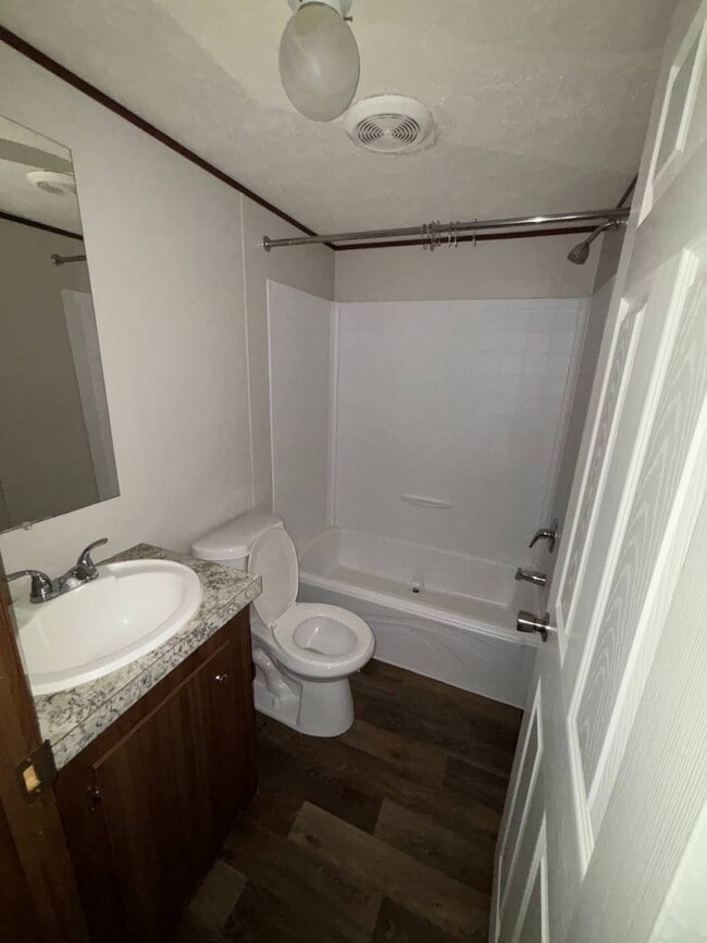 Photo - 105 Exeter Ln