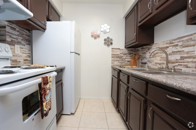 1BR, 1BA 615 SF - Kitchen