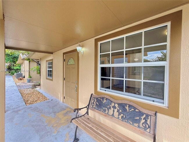 Building Photo - 1001 NW 23rd Ct Unit Rear