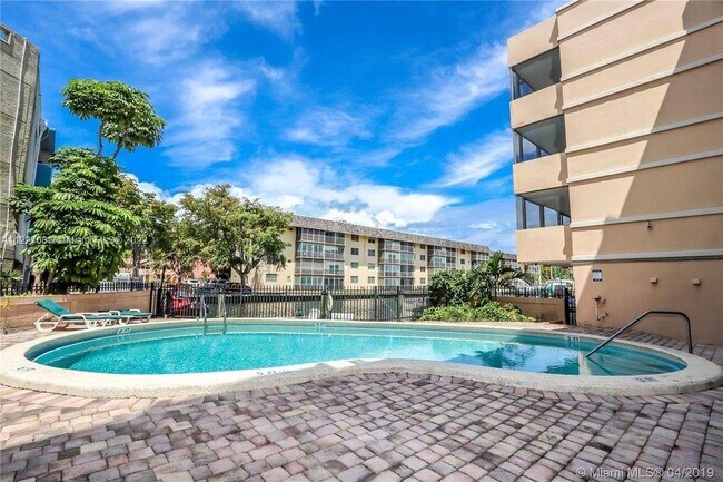 Photo - 3527 NE 168th St Unidad 204