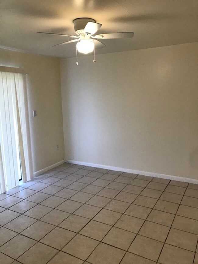 Photo - 1/1 Efficiency apartment w/ LAKE VIEW and WATER/ELECTRIC INCLUDED! Furnishings available!