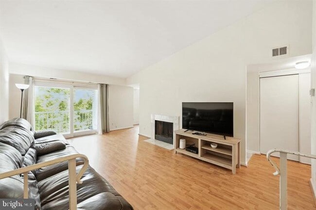 Building Photo - 20315 Beaconfield Terrace Unit 202