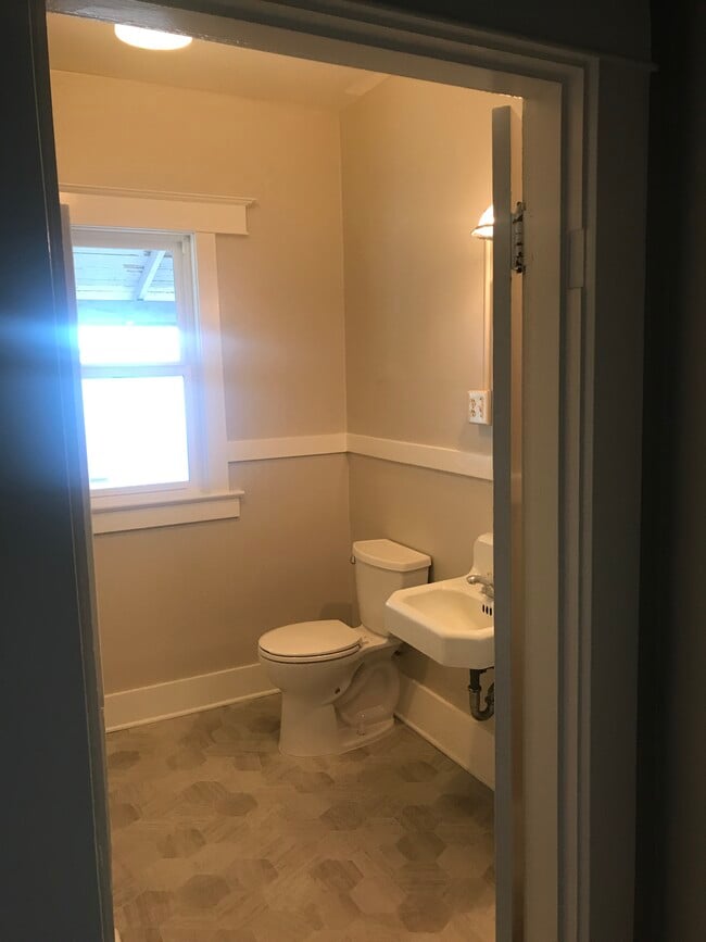 Baño con suelo de vinilo nuevo y sanitario. - 6 Nineteen Apartments
